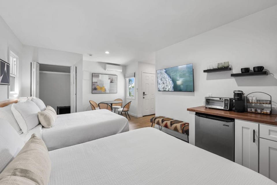 South O Bungalow 7 - Premium Double Studio + Patio Apartment in Carlsbad