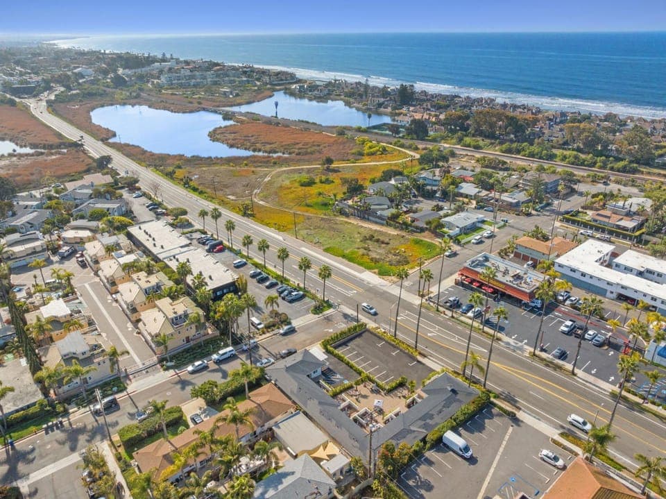 South O Bungalow 10 - Premium Deluxe King Studio + Patio Apartment in Carlsbad
