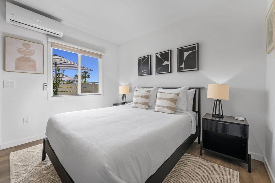 South O Bungalow 5 - Deluxe Queen Studio + Patio Apartment in Carlsbad