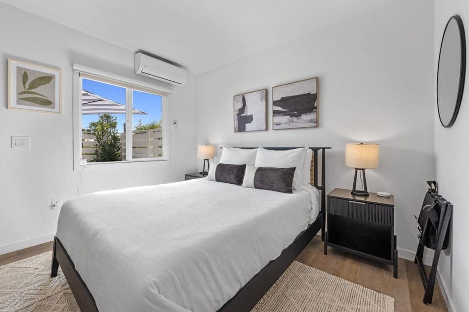 South O Bungalow 3 - Deluxe Queen Studio + Patio Apartment in Carlsbad