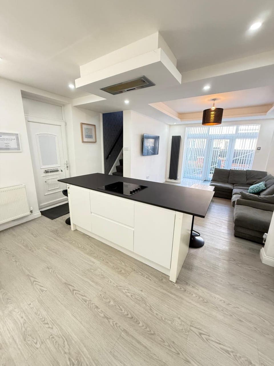 TV and multimedia, Kitchen or kitchenette, Living room, Seating area