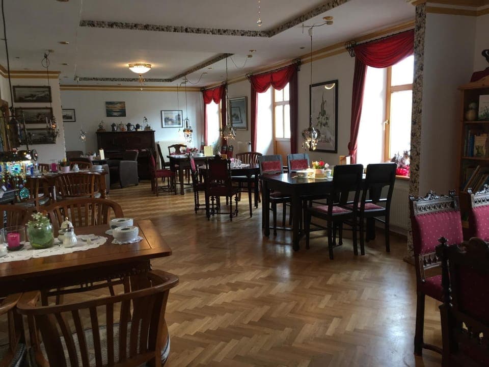 Restaurant/places to eat, Banquet/Function facilities, Seating area, Food