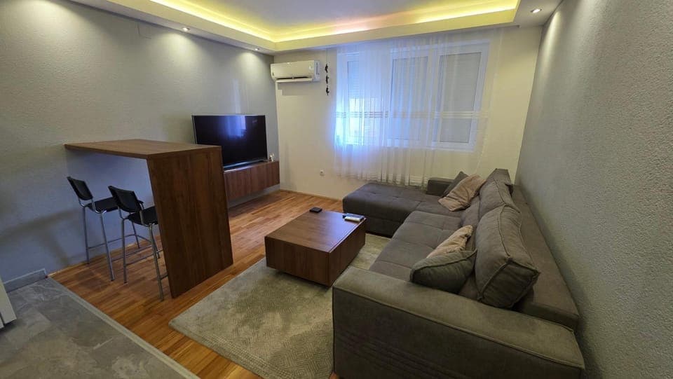 TV and multimedia, Living room, Seating area, air conditioner