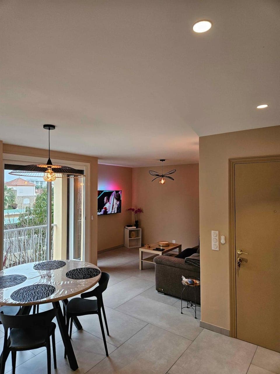 Communal lounge/ TV room, TV and multimedia, Living room, Seating area, Dining area