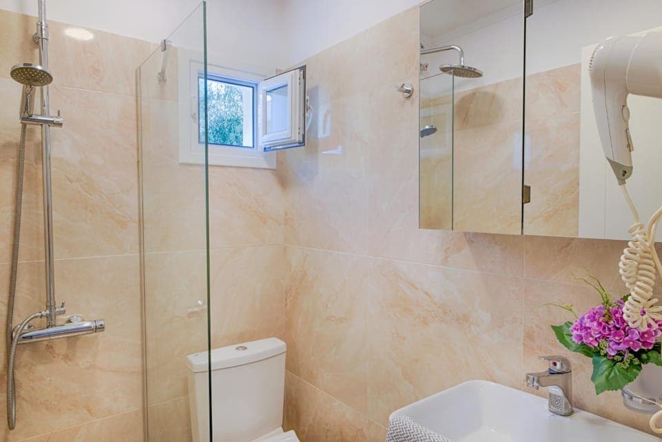 Shower, Toilet, Bathroom, towels