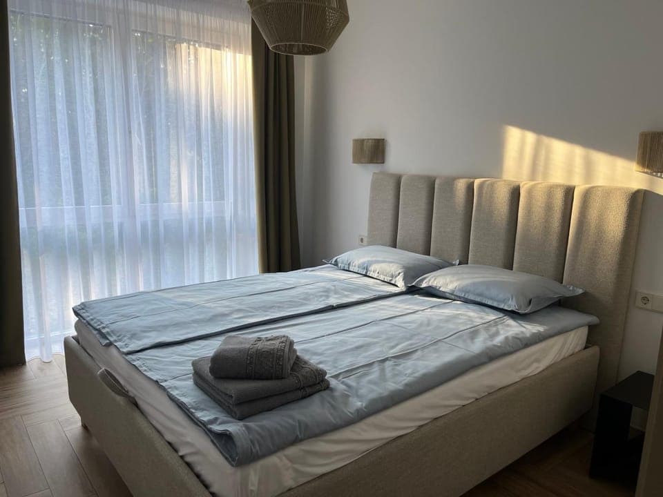 Bed, Photo of the whole room, Bedroom, towels