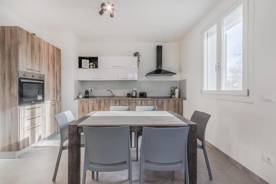 Coffee/tea facilities, Kitchen or kitchenette, Dining area, oven, pet friendly, stove