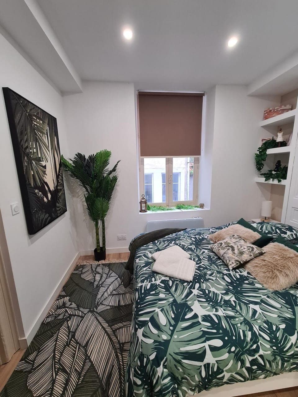 Bed, Photo of the whole room, Bedroom