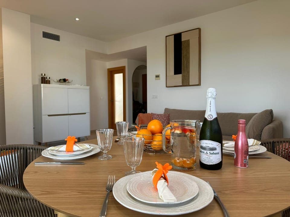 Living room, Food and drinks, Seating area, Food, Drinks