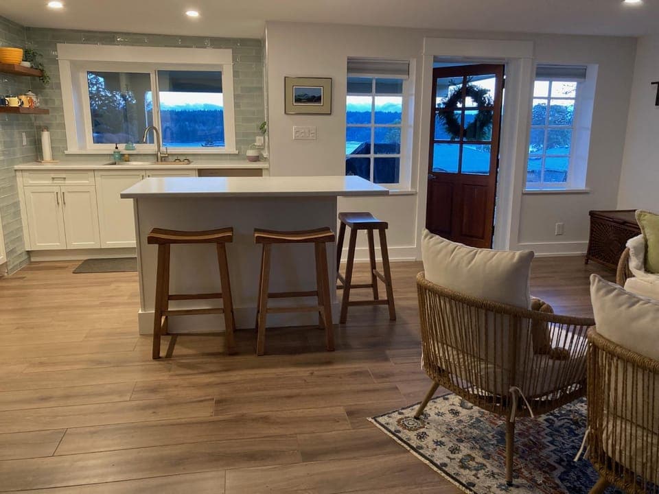 Kitchen or kitchenette, Dining area