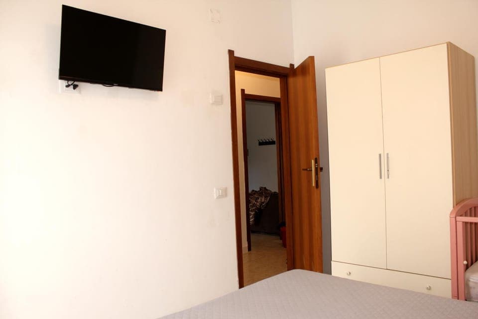 Bed, TV and multimedia, Photo of the whole room, Bedroom, wardrobe