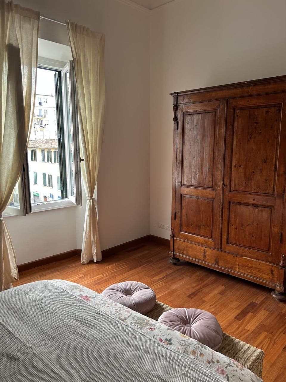 Photo of the whole room, Bedroom, wardrobe