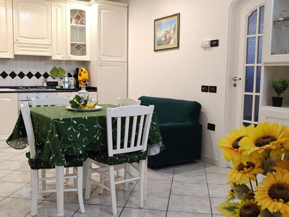 Kitchen or kitchenette, Living room, Seating area, Dining area, stove