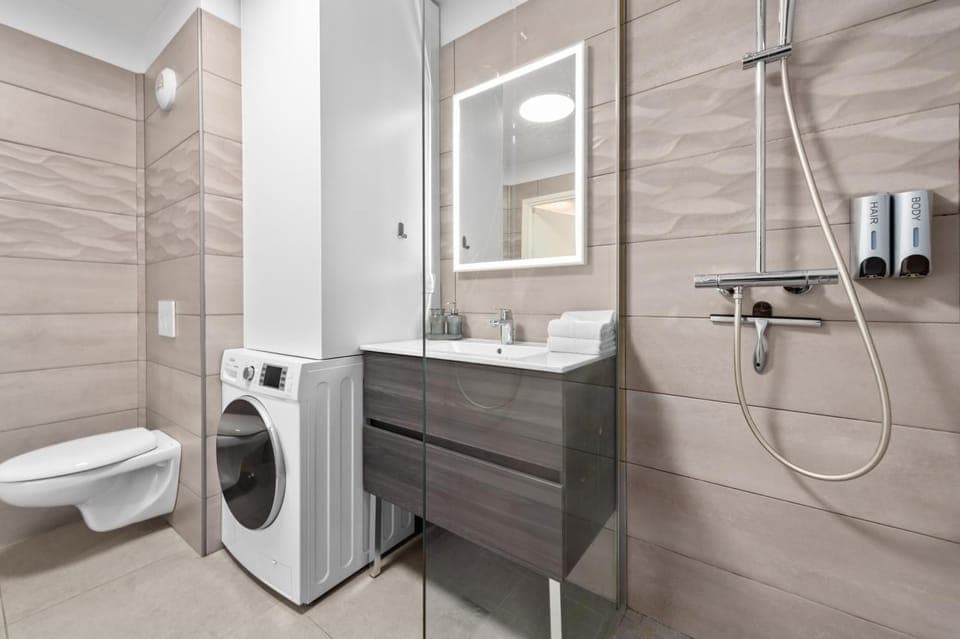 Shower, Toilet, Bathroom, towels