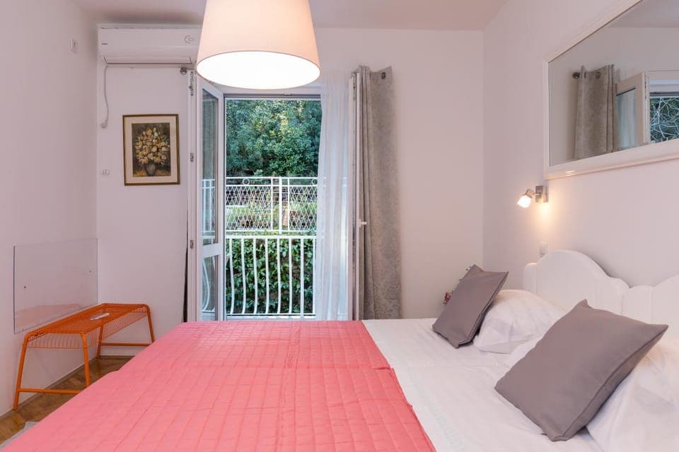 Bed, Photo of the whole room, Bedroom, air conditioner