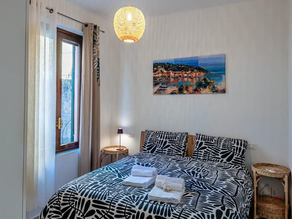 Bed, Photo of the whole room, Bedroom, internet, towels, air conditioner