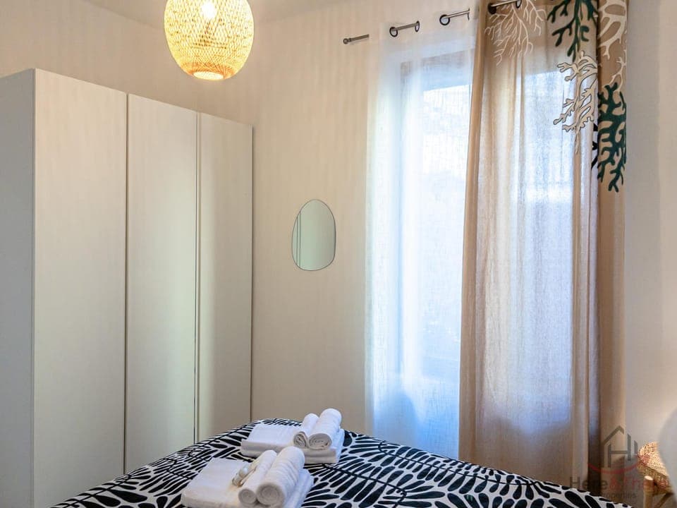 Photo of the whole room, Bedroom, towels, wardrobe