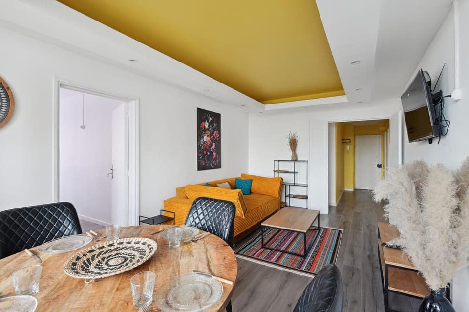 Communal lounge/ TV room, TV and multimedia, Living room, Seating area, Dining area