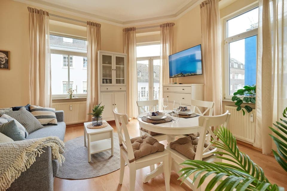 TV and multimedia, Living room, Seating area, Dining area