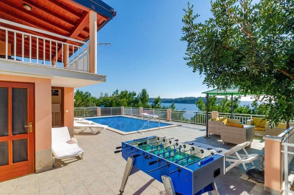 Facade/entrance, Swimming pool