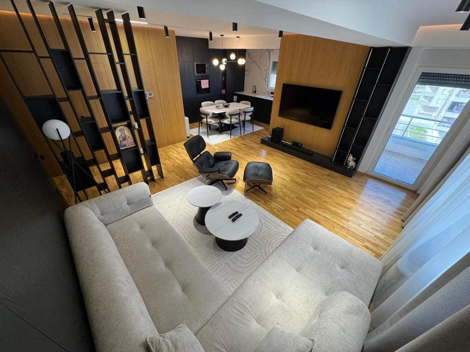 Bed, TV and multimedia, Living room, Photo of the whole room, Seating area, Dining area