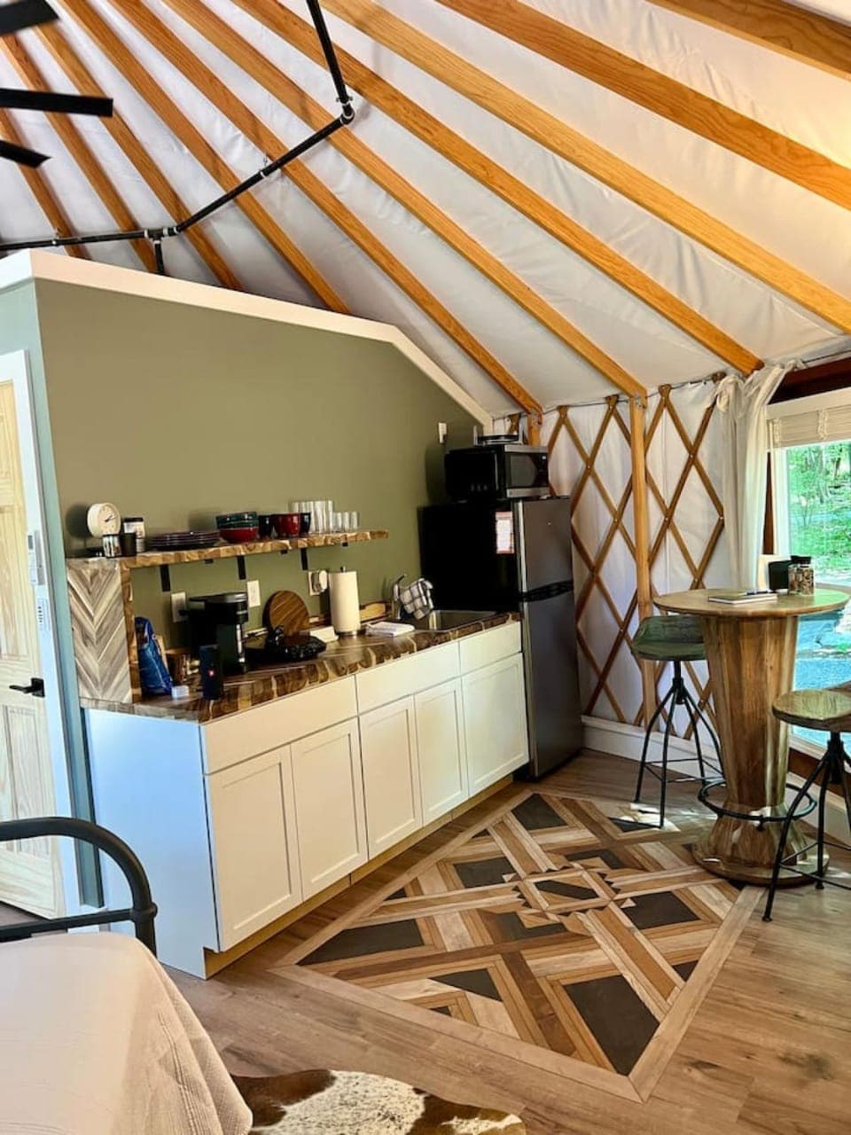 Coffee/tea facilities, Kitchen or kitchenette, Dining area
