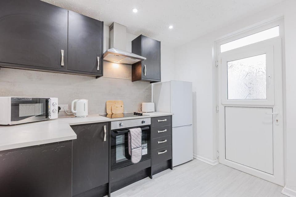 Kitchen or kitchenette, oven