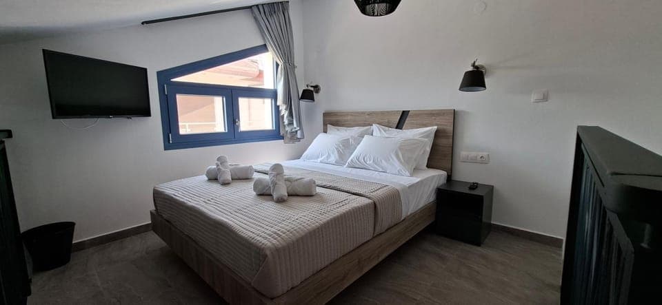 Bed, TV and multimedia, Bedroom