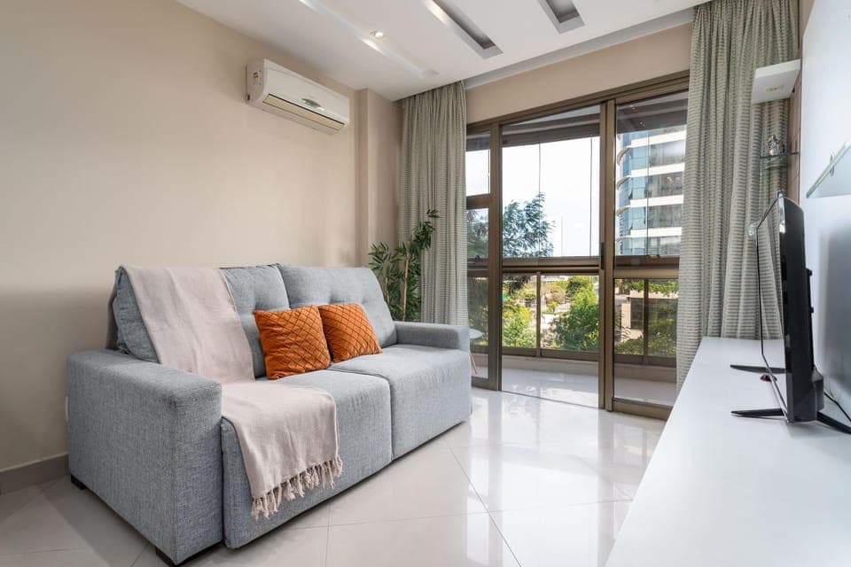 Communal lounge/ TV room, TV and multimedia, Living room, Seating area, air conditioner