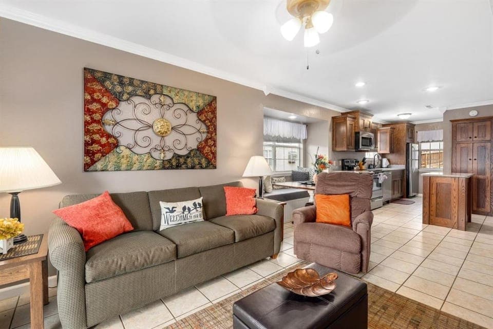 Living room, Seating area, kitchen