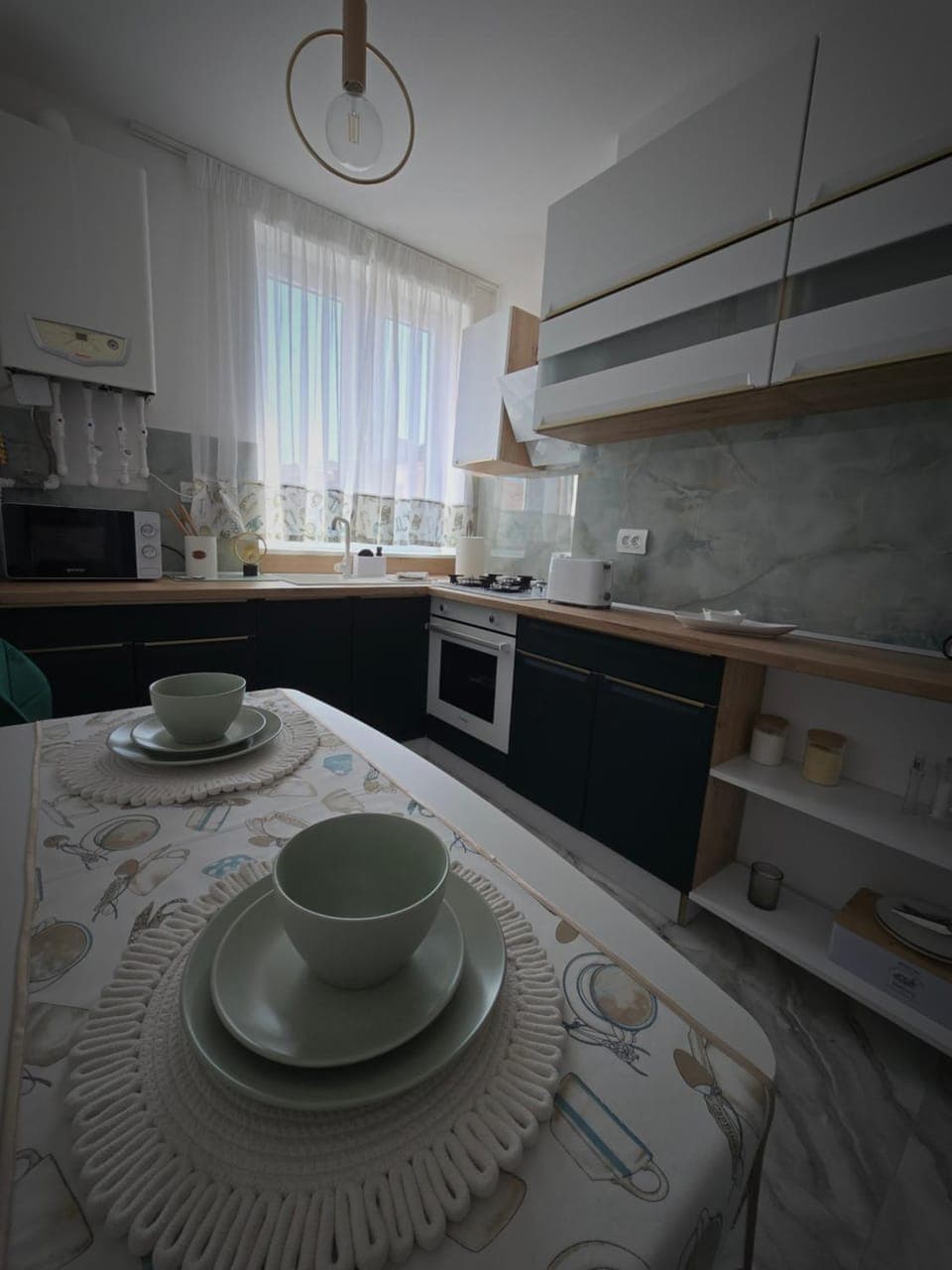 Coffee/tea facilities, Kitchen or kitchenette, Dining area, stove