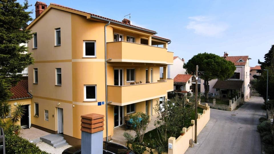 Property building, Patio, Day, Neighbourhood, Street view