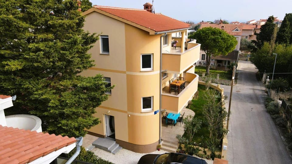 Property building, Patio, Neighbourhood, Street view, Location