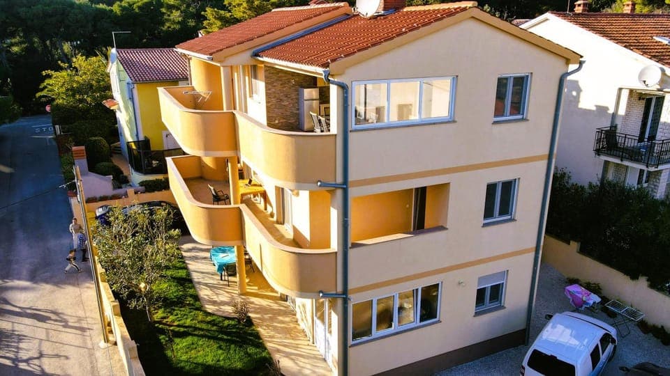 Property building, Patio, Day, Neighbourhood, Street view, Location, Parking