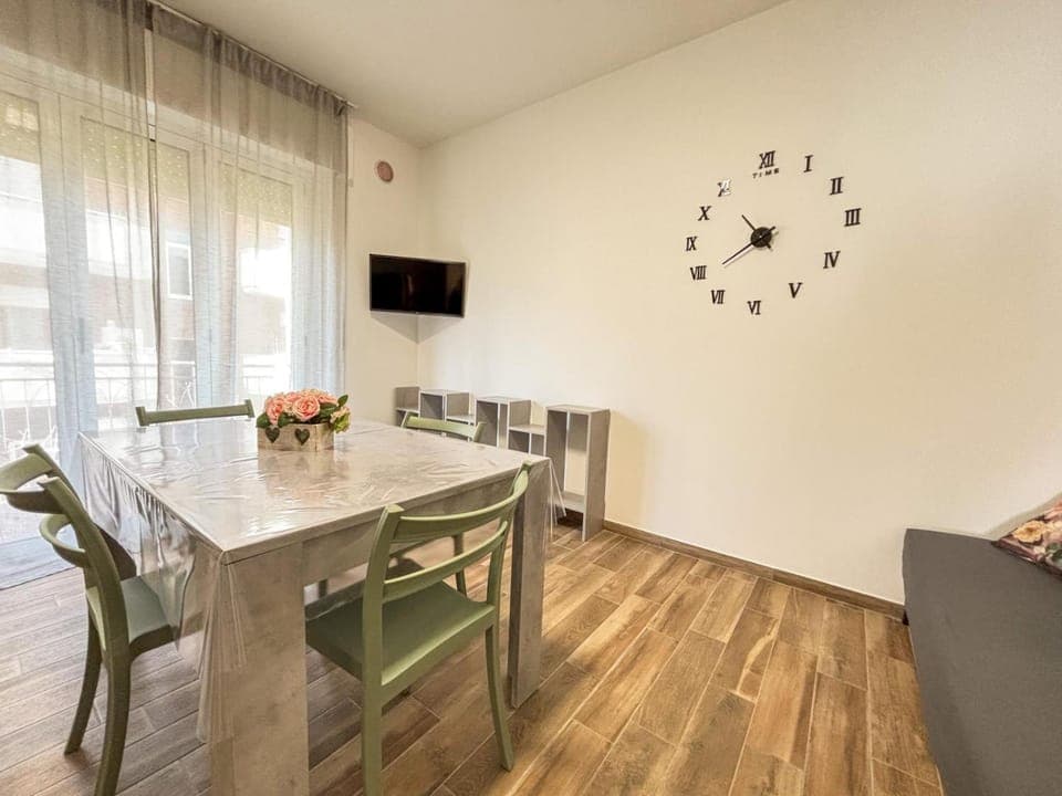 TV and multimedia, Living room, Seating area, Dining area