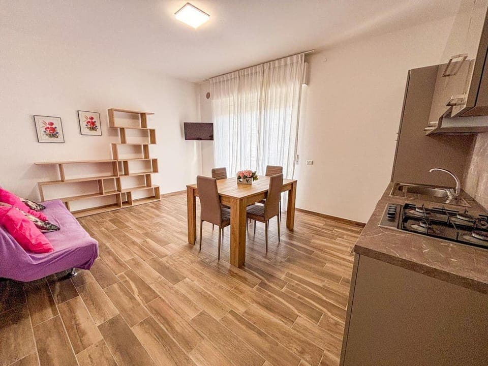 TV and multimedia, Kitchen or kitchenette, Living room, Seating area, Dining area, pet friendly, stove