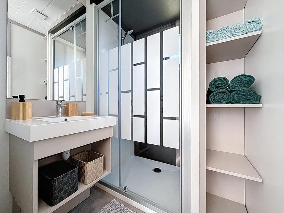 Shower, Bathroom, towels