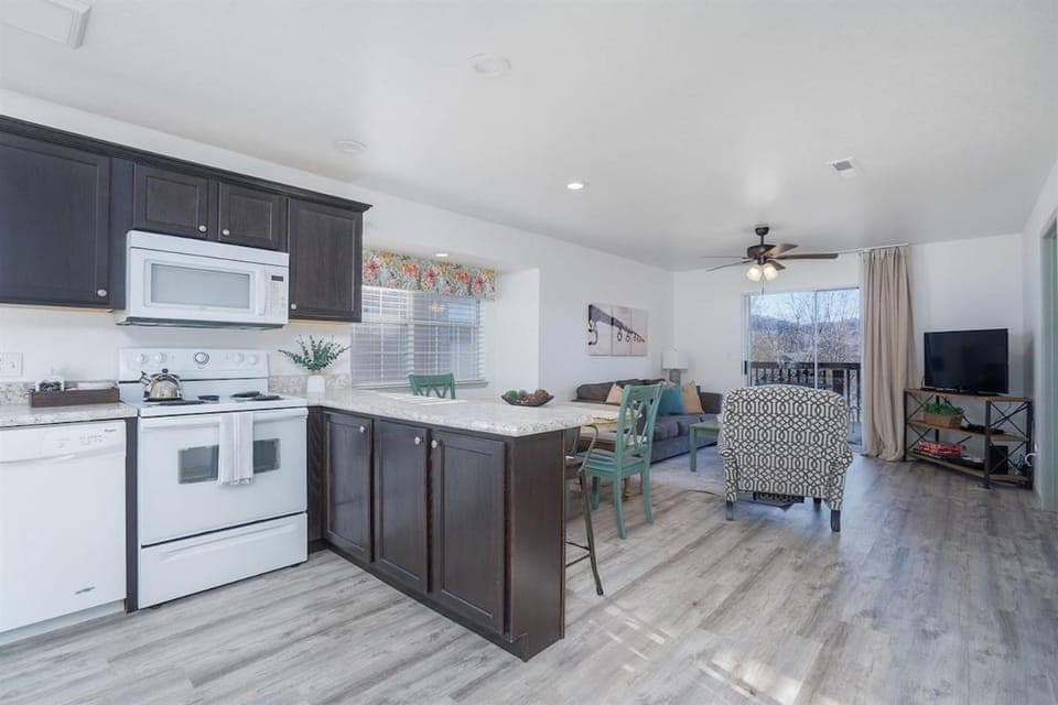 TV and multimedia, Living room, Seating area, Dining area, oven, stove