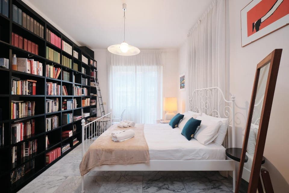 Bed, Library, Photo of the whole room, Bedroom