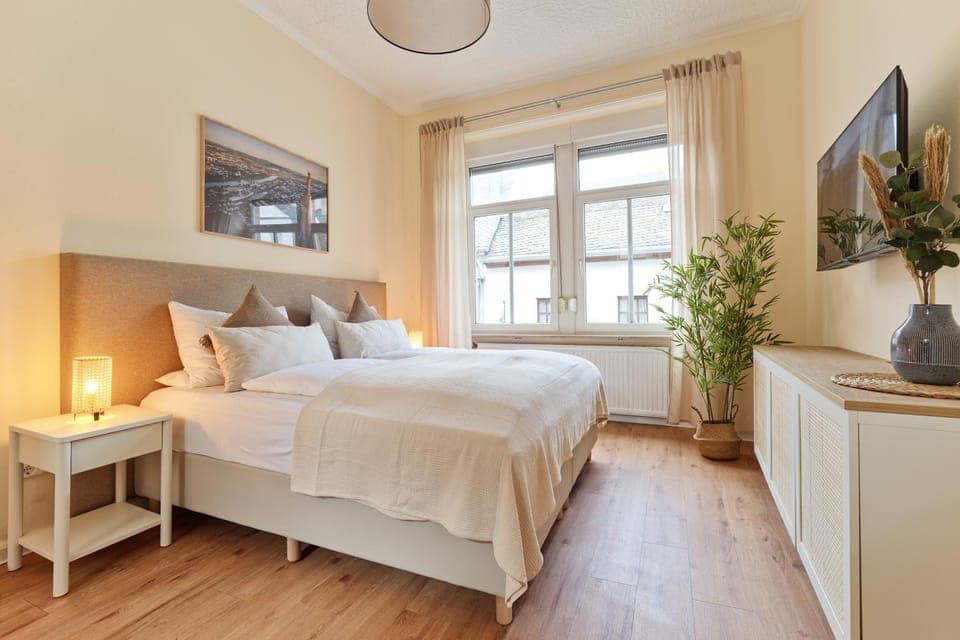 Bed, TV and multimedia, Photo of the whole room, Bedroom