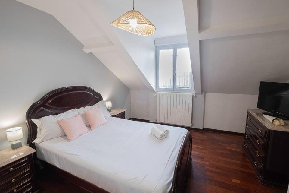 Bed, TV and multimedia, Photo of the whole room, Bedroom