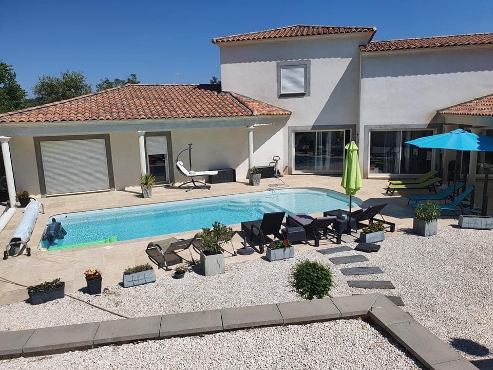 Patio, Swimming pool, sunbed