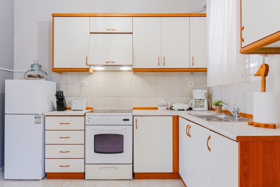 Kitchen or kitchenette, oven, stove