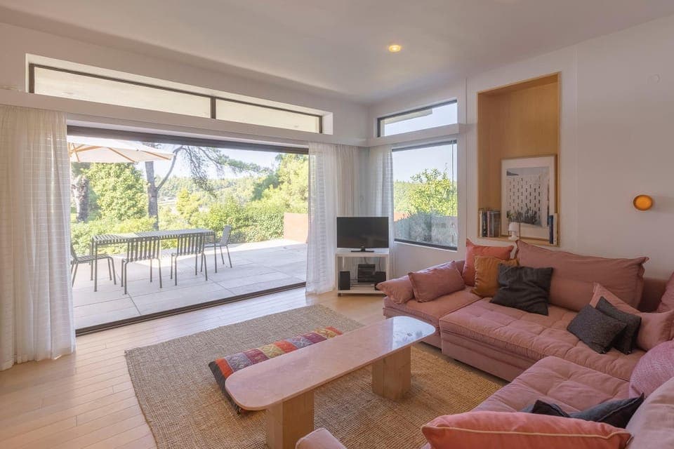 Communal lounge/ TV room, TV and multimedia, Living room, Seating area, Evening entertainment