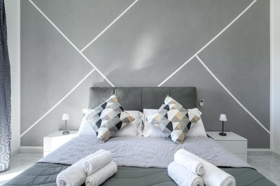 Bed, Photo of the whole room, Bedroom, towels