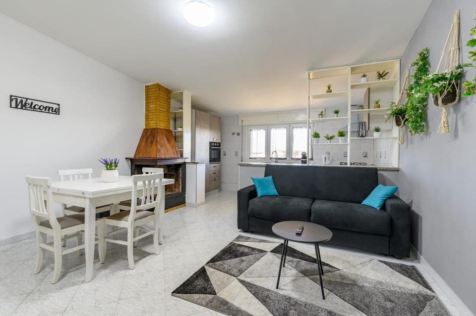 Kitchen or kitchenette, Living room, Seating area, Dining area