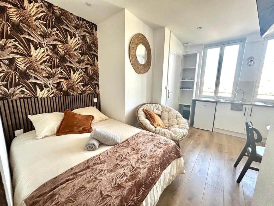 Bed, Photo of the whole room