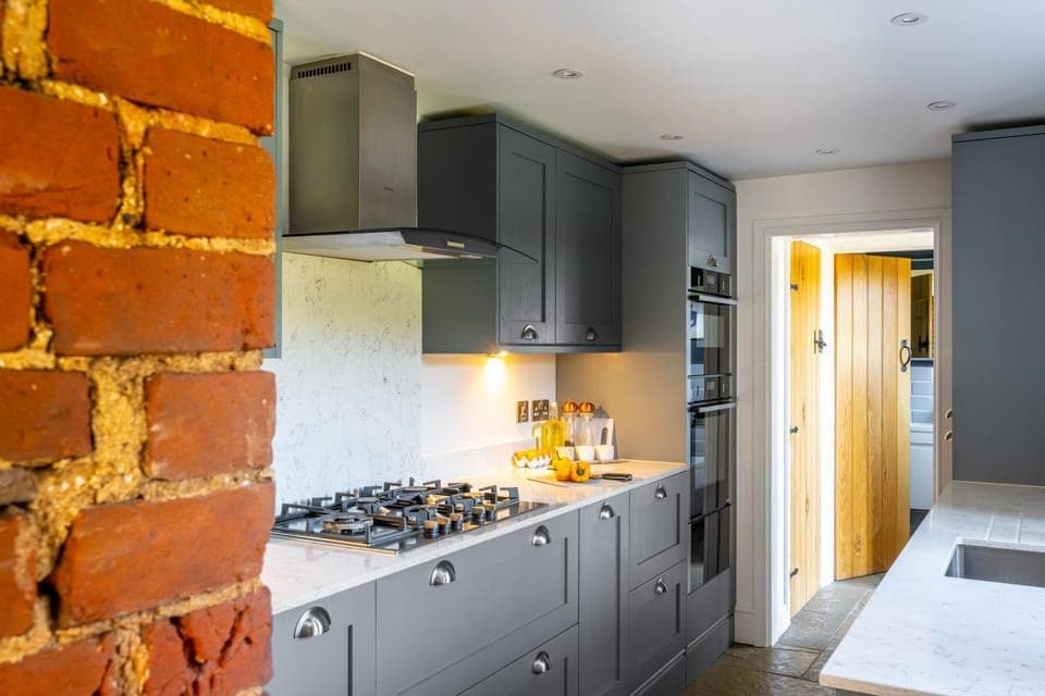 Kitchen or kitchenette, oven, pet friendly, stove