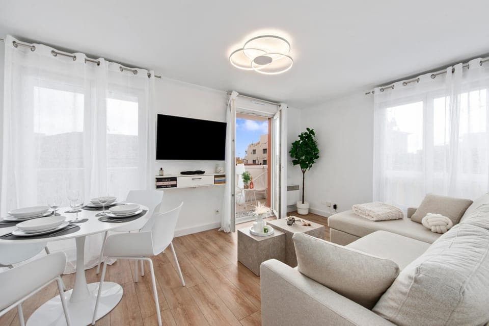 Communal lounge/ TV room, TV and multimedia, Living room, Seating area, Dining area