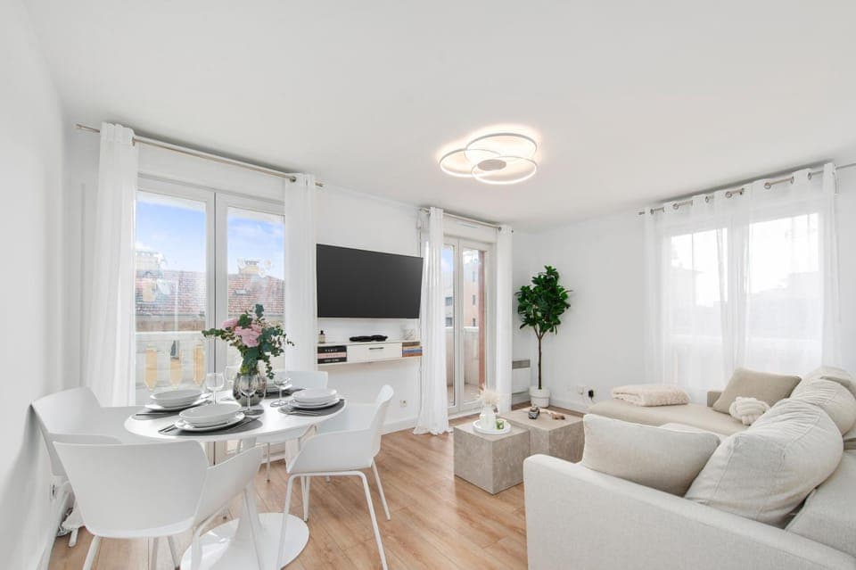 Communal lounge/ TV room, TV and multimedia, Living room, Seating area, Dining area